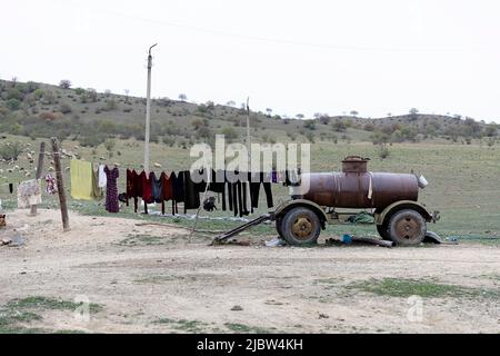 Kleidung, die an Seilen hängt, die an einem alten landwirtschaftlichen Fahrzeug befestigt sind, auf einer Farm in der Nähe des Dali Reservoirs, Chachuna Managed Nature Reserve, Georgia Stockfoto