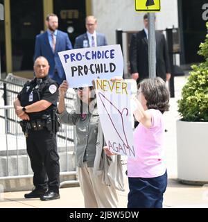 Raleigh, NC, USA, 8.. Juni 2022, Abtreibungsrechtsbefürworter halten Verbote ab Unsere Körper versammeln sich mit unterstützenden Gesetzgebern vor dem Gebäude der Generalversammlung zur Unterstützung des House Bill 1119 und des Senatsgesetzes 888. Diese Gesetzesvorlagen würden die rechtlichen Rechte auf eine Abtreibung in North Carolina garantieren, bevor ein Urteil des Obersten Gerichtshofs der USA in den kommenden Wochen erwartet wird. Credit D Guest Smith / Alamy Live News Stockfoto