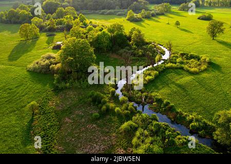 Luftaufnahme auf einen wunderschönen kleinen Bach, der in der Nähe des Dolenjske toplice in Slowenien fließt Stockfoto