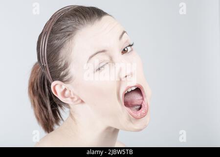 Junge Frau zeigt emotionale Ausdrucksformen Stockfoto