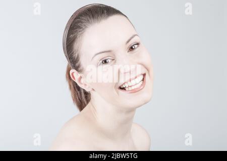 Junge glückliche Frau zeigt emotionale Ausdrücke Stockfoto