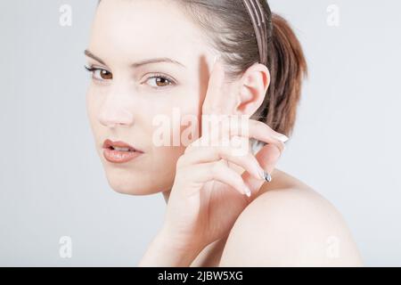 Junge Frau zeigt emotionale Ausdrucksformen Stockfoto