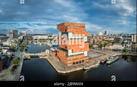 Dramatisches Drohnenfoto des MAS-Museums in Antwerpen, Belgien. Die Museumssammlung erzählt die Geschichte der Stadt, des Hafens und der Welt und auf dem Dach Stockfoto