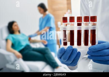 Bluttest auf Allergien. Krankenschwester, die Blut für Allergenuntersuchungen durch Blutentnahme in Reagenzgläsern im Labor nimmt Stockfoto