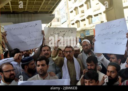 Mitglieder der Gems and Minerals Traders Association veranstalten am Mittwoch, den 08. Juni 2022, eine Protestdemonstration über die Äußerungen indischer Politiker zum Propheten Muhammad (PBUH) in Khyber Bazar Chowk in Peshawar. Stockfoto