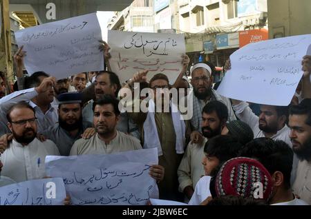 Mitglieder der Gems and Minerals Traders Association veranstalten am Mittwoch, den 08. Juni 2022, eine Protestdemonstration über die Äußerungen indischer Politiker zum Propheten Muhammad (PBUH) in Khyber Bazar Chowk in Peshawar. Stockfoto