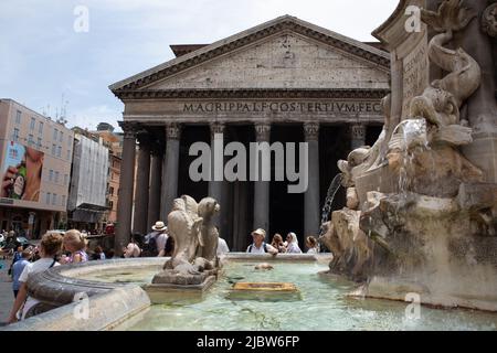 Rom, Italien. 08.. Juni 2022. Touristen kühlen sich am Pantheon-Brunnen in Rom ab (Foto: Matteo Nardone/Pacific Press) Quelle: Pacific Press Media Production Corp./Alamy Live News Stockfoto