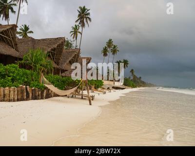 Matemwe, Sansibar, Tansania -Januar, 2021: Holzhütten eines Boutique-Hotels an einem schönen Sandstrand Stockfoto