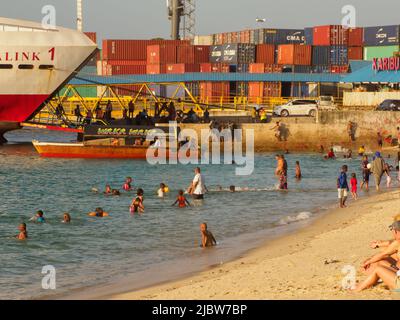 Stone Town, Sansibar - Jan, 2021: Blick auf den Hafen von Sansibar mit großen Schiffen, Kränen und Ladungen in der Nähe des Kais. Afrika. Stockfoto