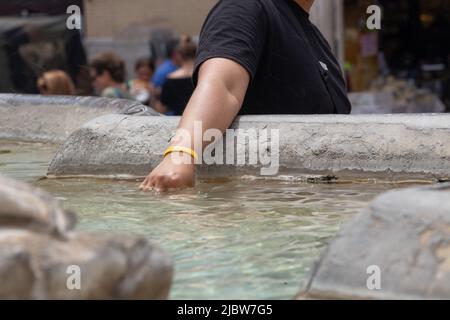 Rom, Italien. 08.. Juni 2022. Touristen kühlen sich am Pantheon-Brunnen in Rom ab (Foto: Matteo Nardone/Pacific Press/Sipa USA) Quelle: SIPA USA/Alamy Live News Stockfoto