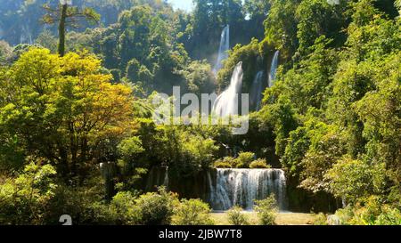 Schöner Wasserfall im grünen tropischen Wald. Bergdschungel mit Kalksteinwasserfällen Kaskaden. Berühmter größter, höchster Wasserfall in Thailand Stockfoto