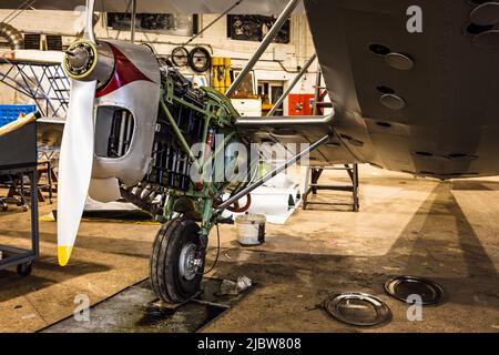 British European Airways de Havilland DH89A Dragon Rapide ‘G-AGSH’ im Workshop bei Shuttleworth Stockfoto