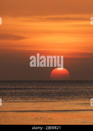 Herrlicher Sonnenuntergang über dem Indischen Ozean der Menai Bay. Sansibar Archipel, Sansibar, Tansania, Afrika Stockfoto