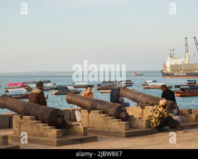 Stone Town, Sansibar - Jan, 2021: Blick auf den Hafen von Sansibar mit großen Schiffen von den Forodhani-Gärten aus gesehen. Forodhani Park, Tansania. Afrika Stockfoto