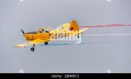 1952 DHC Chipmunk T.22 (G-BNZC) fliegt auf der Shuttleworth Jubilee Airshow mit rot-weiß-blauem Bund zur Feier des Queens Platinum Jubilee Stockfoto