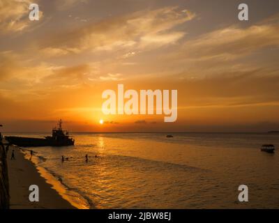 Sonnenuntergang über dem Indischen Ozean von der Hafenpromenade in Stone Town, Sansibar, Tansania, Afrika aus gesehen Stockfoto