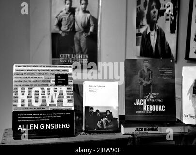 Bücher von Beat Generation Allen Ginsberg und Jack Kerouac zum Verkauf im berühmten City Lights Booksellers Shop in San Fancisco, Kalifornien. Stockfoto