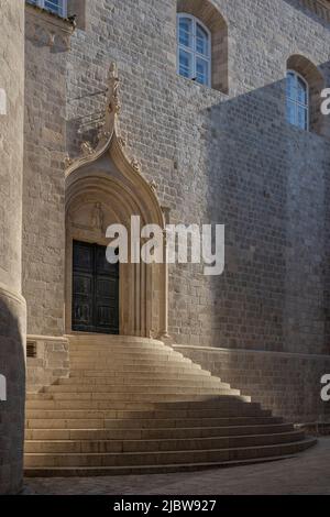 Kreisförmige Stufen des Dominikanerklosters, Dubrovnik, Kroatien Stockfoto