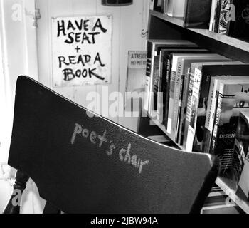 Bücher zum Verkauf im Poetry Room im berühmten City Lights Booksellers Shop in San Francisco, Kalifornien. Stockfoto