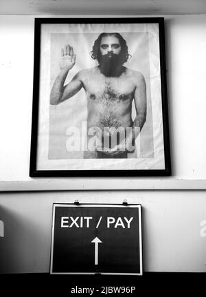 Ein gerahmtes Vintage-Poster von Allen Ginsberg im Wahrzeichen City Lights Booksellers Shop in San Francisco, Kalifornien. Stockfoto