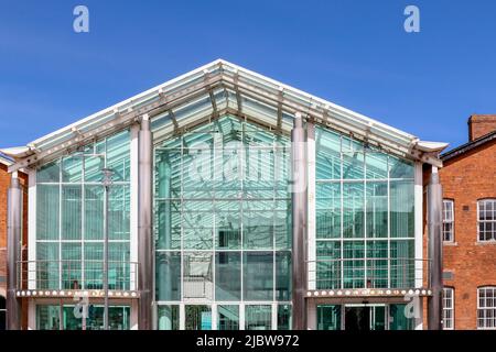 Modernes öffentliches Gebäude mit Glasfassade in Nordirland, Carrickfergus Museum & Civic Center in Carrickfergus, einer der ältesten Städte Irlands. Stockfoto