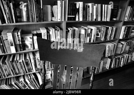 Bücher zum Verkauf im Poetry Room im berühmten City Lights Booksellers Shop in San Francisco, Kalifornien. Stockfoto