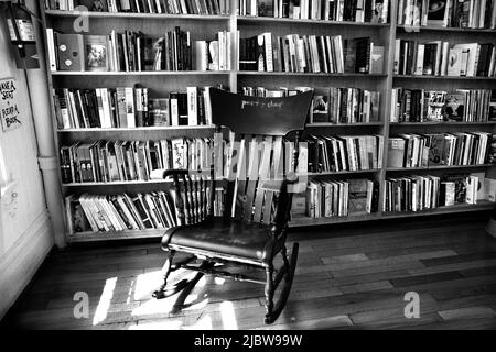 Bücher zum Verkauf im Poetry Room im berühmten City Lights Booksellers Shop in San Francisco, Kalifornien. Stockfoto