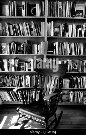 Bücher zum Verkauf im Poetry Room im berühmten City Lights Booksellers Shop in San Francisco, Kalifornien. Stockfoto