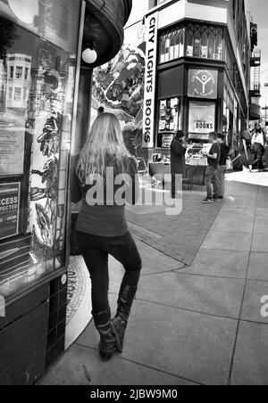 Der berühmte City Lights Booksellers Shop in San Francisco, Kalifornien, wurde 1953 vom Dichter Lawrence Ferlinghetti gegründet. Stockfoto