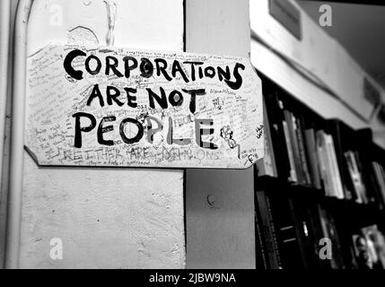 Ein handgefertigtes Schild im Wahrzeichen der Buchhandlung City Lights Booksellers in San Francisco, Kalifornien, das seine Ablehnung einer Entscheidung des Obersten Gerichtshofs der USA zum Ausdruck bringt Stockfoto