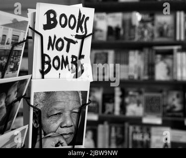 Postkarten und Bücher zum Verkauf in der berühmten unabhängigen Buchhandlung City Lights Booksellers in San Francisco, Kalifornien. Stockfoto