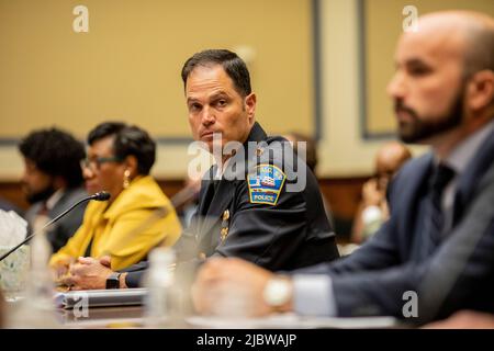 Washington, USA. 08.. Juni 2022. Joseph Gramaglia, Polizeichef von Buffalo, New York, bezeugt am 8. Juni 2022 in Washington, DC vom Ausschuss für die Aufsicht und Reform des Repräsentantenhauses von Waffengewalt (Foto von Jason Andrew/Pool/Sipa USA) Quelle: SIPA USA/Alamy Live News Stockfoto