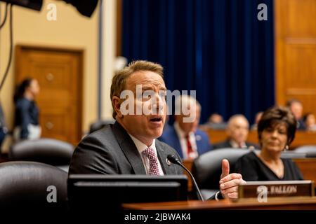 Washington, USA. 08.. Juni 2022. Der Repräsentant Pat Fallon (R-TX) spricht nach einer Aussage am 8. Juni 2022 in Washington, DC, vor dem Ausschuss für Aufsicht und Reform des Repräsentantenhauses (Foto: Jason Andrew/Pool/Sipa USA) Quelle: SIPA USA/Alamy Live News Stockfoto