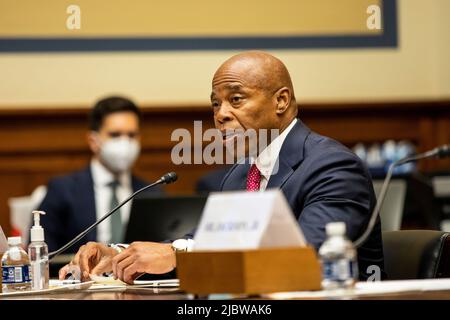 Washington, USA. 08.. Juni 2022. Der Bürgermeister von New York, Eric Adams, bezeugt am 8. Juni 2022 in Washington, DC, vor dem Ausschuss für die Aufsicht und Reform des Repräsentantenhauses von Waffengewalt (Foto: Jason Andrew/Pool/Sipa USA) Quelle: SIPA USA/Alamy Live News Stockfoto
