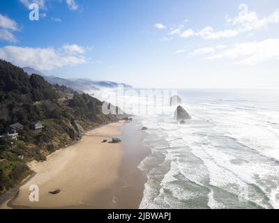 Malerische Meereslandschaft. Sandige Küste, Hügel und Steine im Meer. Blauer Himmel mit hellweißen Wolken. Ein wunderschöner Wüstenort. Romantik, Ruhe, Entspannung Stockfoto