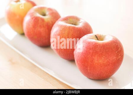 Äpfel auf einem weißen Teller serviert Stockfoto