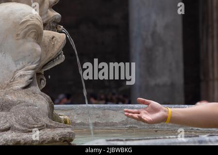 Rom, Italien. 8.. Juni 2022. Abkühlung für Touristen am Pantheon-Brunnen in Rom (Foto: © Matteo Nardone/Pacific Press via ZUMA Press Wire) Stockfoto