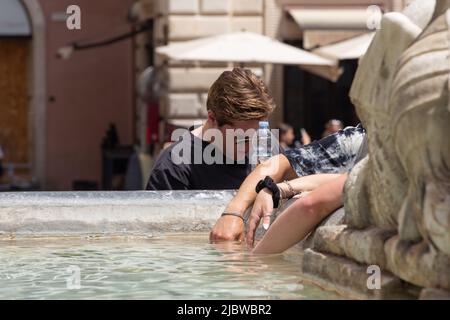 Rom, Italien. 8.. Juni 2022. Touristen kühlen sich am Pantheon-Brunnen in Rom ab (Foto: © Matteo Nardone/Pacific Press via ZUMA Press Wire) Stockfoto