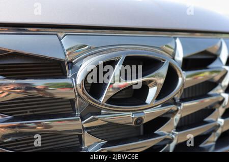 Koprivnice, Tschechische Republik, Tschechien - 5. Juni 2022: Hyundai - Logo und Marke des Automobilherstellers. Fahrzeugdetail. Geringer Fokus. Stockfoto