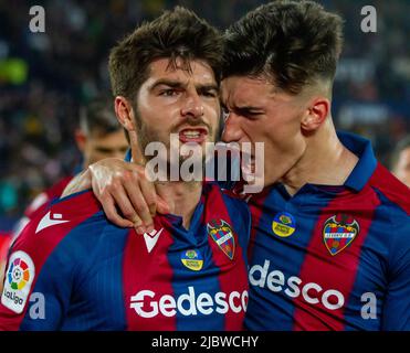 Valencia, (SPANIEN) - 10. April 2022 - die Spieler Melero und Pepelu von Levante U.D. feiern das Tor von Melero Stockfoto