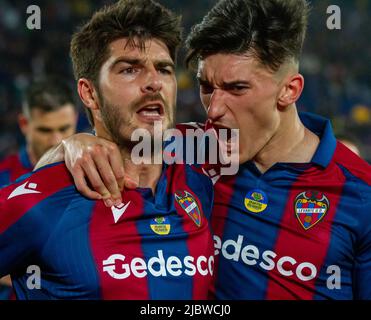 Valencia, (SPANIEN) - 10. April 2022 - die Spieler Melero und Pepelu von Levante U.D. feiern das Tor von Melero Stockfoto