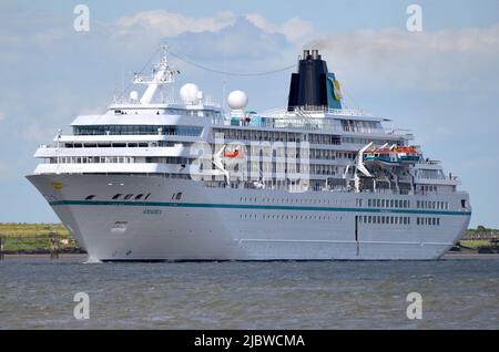 08/06/2022 Gravesend UK Kreuzfahrt-Schiff MS Amadea vorbei an Gravesend an einem sonnigen Nachmittag auf der Themse auf ihrem Weg für eine Übernachtung in Greenwich Stockfoto