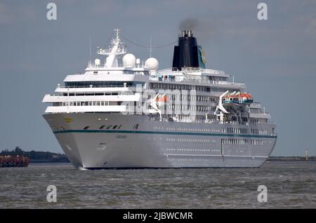 08/06/2022 Gravesend UK Kreuzfahrt-Schiff MS Amadea vorbei an Gravesend an einem sonnigen Nachmittag auf der Themse auf ihrem Weg für eine Übernachtung in Greenwich Stockfoto