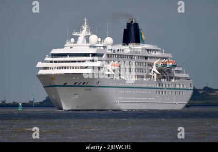 08/06/2022 Gravesend UK Kreuzfahrt-Schiff MS Amadea vorbei an Gravesend an einem sonnigen Nachmittag auf der Themse auf ihrem Weg für eine Übernachtung in Greenwich Stockfoto