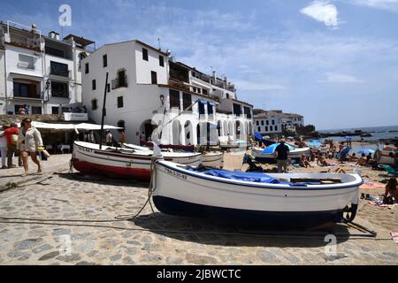 Fischerboote am Strand von Calella de Palafrugell in Katalonien, Spanien Stockfoto