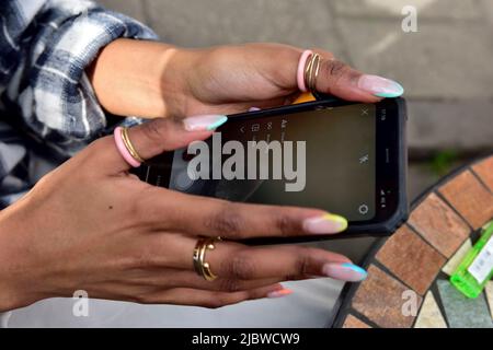 Die Hände der Frau halten das mobile Smartphone Stockfoto