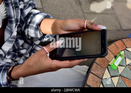 Die Hände der Frau halten das mobile Smartphone Stockfoto