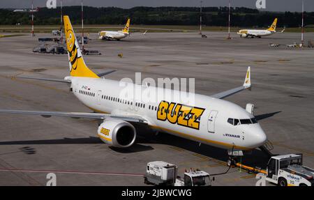 Buzz Airlines Boeing 737-8200 Gamechanger oder 737 max 8 am John Paul II Krakow Balice International Airport. Polnische Fluggesellschaft, früher Ryanair Sun Stockfoto