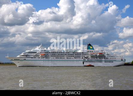 08/06/2022 Gravesend UK Kreuzfahrt-Schiff MS Amadea vorbei an Gravesend an einem sonnigen Nachmittag auf der Themse auf ihrem Weg für eine Übernachtung in Greenwich Stockfoto