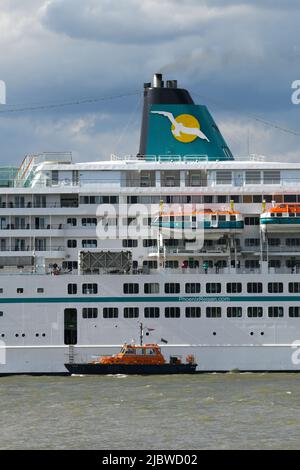 08/06/2022 Gravesend UK Kreuzfahrt-Schiff MS Amadea vorbei an Gravesend an einem sonnigen Nachmittag auf der Themse auf ihrem Weg für eine Übernachtung in Greenwich Stockfoto